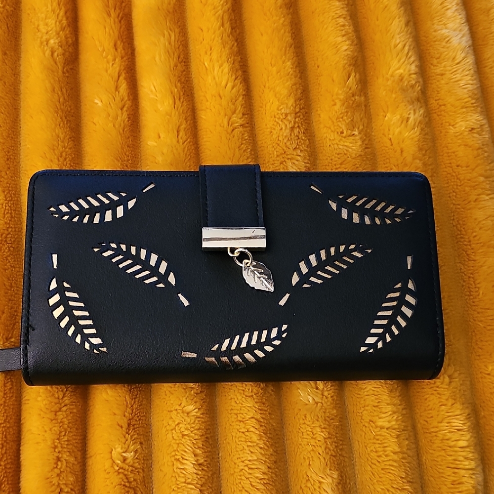 Wallet ~ NEW - Picture 3 of 12